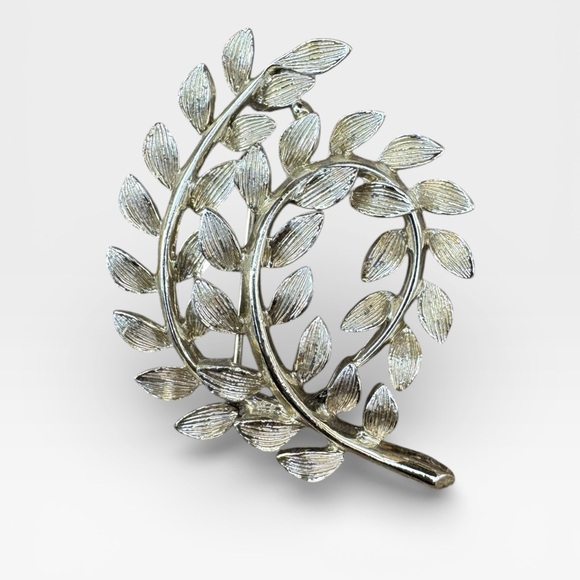 LISNER Signed Vintage Silver-Tone Leaf Brooch - Picture 2 of 9